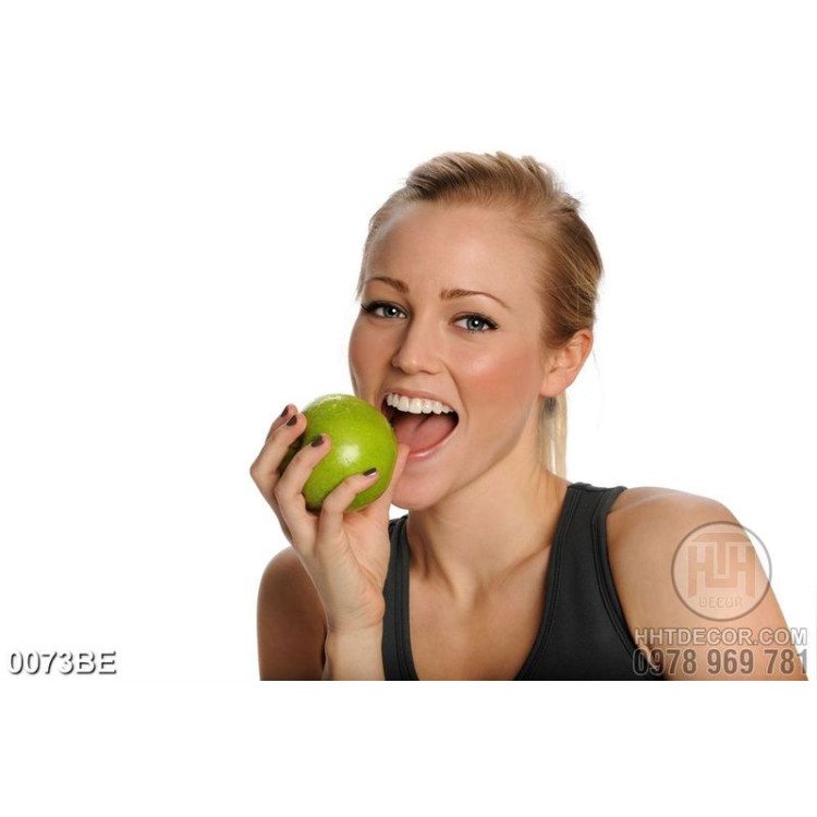 Tranh in uv bếp cô gái và trái táo xanh