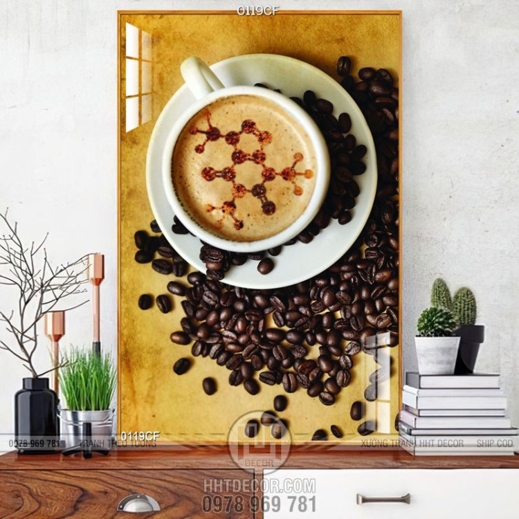 Tranh tách cappuccino trên bàn đầy hạt cà phê