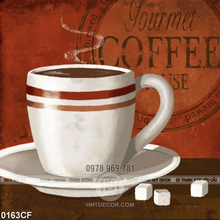 Tranh tách cà phê sữa nóng bên tường đỏ