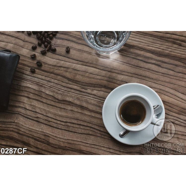 Tranh tách cà phê đen trên bàn gỗ mun