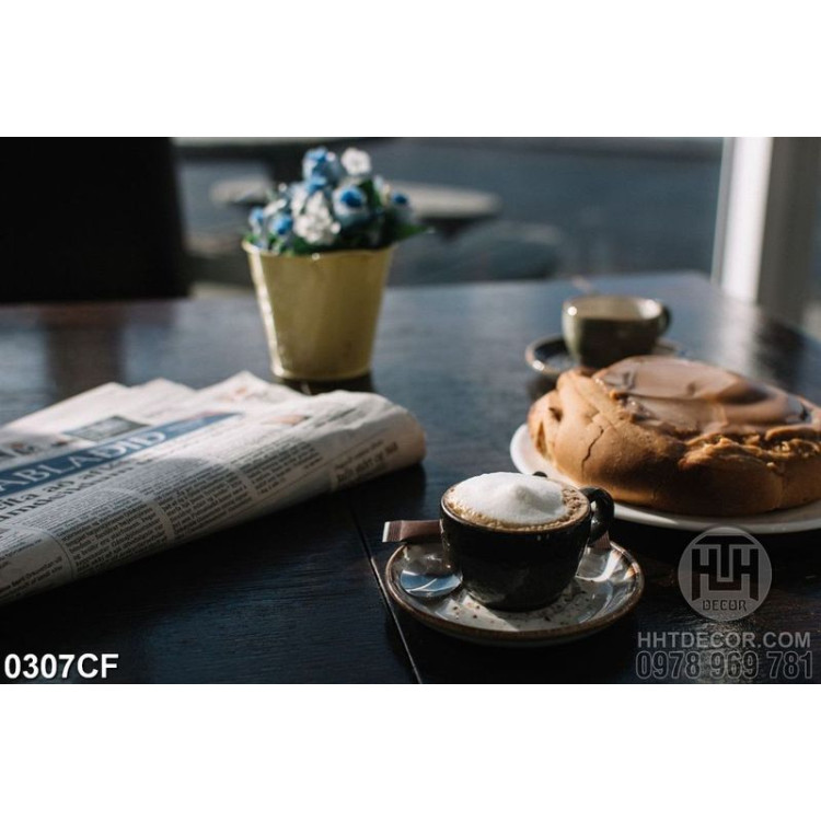 Tranh đĩa bánh và ly cà phê trên bàn đọc báo