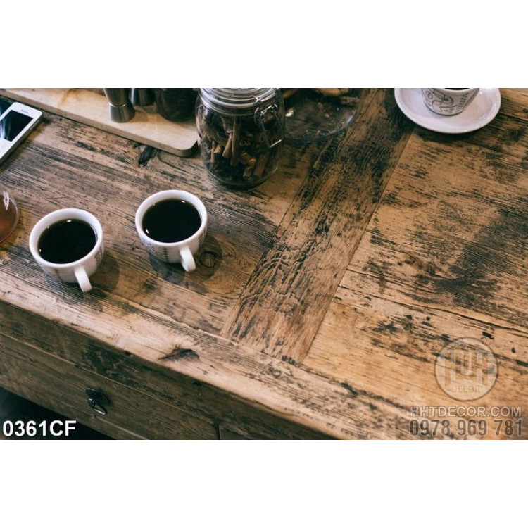 Tranh những ly cà phê đen trên bàn gôc cũ kĩ