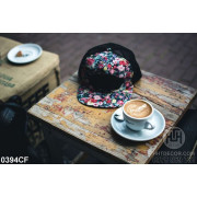 Tranh ly cà phê sữa bên chiếc mũ trên bàn