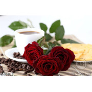 Tranh tách cà phê bên những bông hoa hồng đỏ