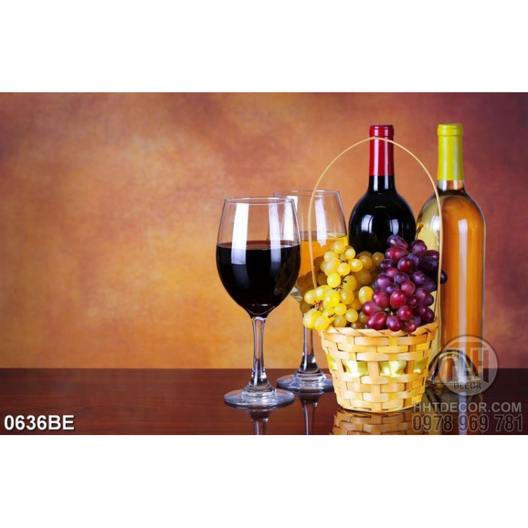 Tranh rượu vang và trái cây trên bàn phòng bếp