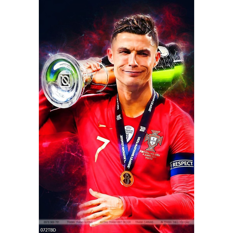 Tranh cầu thủ Cristiano Ronaldo nhận cúp