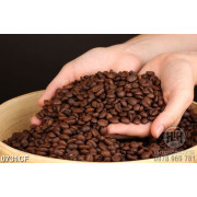 Tranh những hạt cà phê trên bàn tay xinh in uv