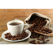 Tranh những hạt cà phê nguyên chất bên tách cà phê đen