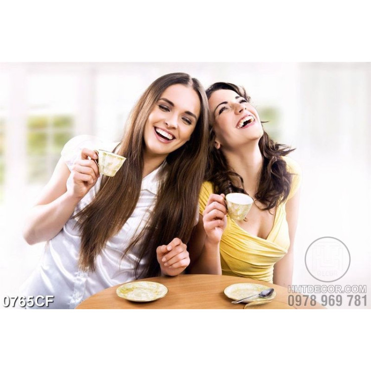 Tranh nụ cười của hai cô gái khi uống ngụm cà phê 