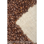 Tranh những hạt cà phê trên tấm vải trải bàn