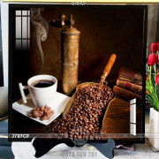 Tranh hạt cà phê trên bàn gỗ nâu treo tường