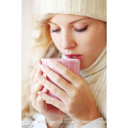Tranh cô gái thưởng thức ly cà phê giữa trời đông ấm áp