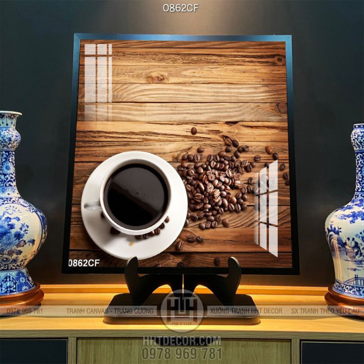 Tranh tách cà phê đen trên chiếc bàn gỗ in uv
