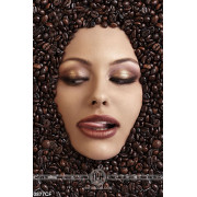 Tranh khuôn mặt cô gái bên hạt cà phê