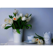 Tranh in bếp bình hoa tulip trắng trên bàn ăn