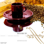 Tranh những hạt cà phê bên tách trà màu đỏ trên bàn