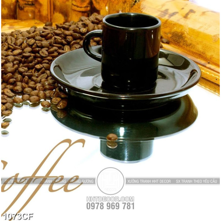 Tranh những hạt cà phê bên tách trà màu đen trên bàn