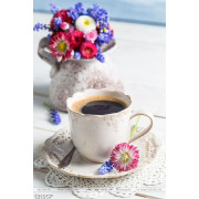 Tranh bó hoa rực rỡ trên bàn trong quán cà phê in uv