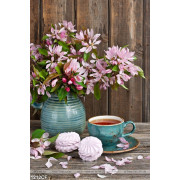 Tranh bình hoa màu hồng bên tường quán cà phê