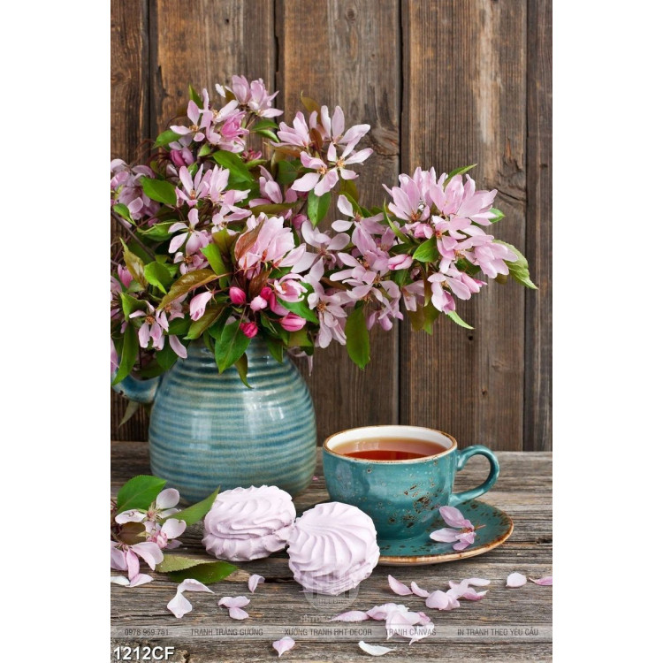 Tranh bình hoa màu hồng bên tường quán cà phê