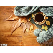 Tranh tách cà phê bên những chiếc lá khô trên bàn