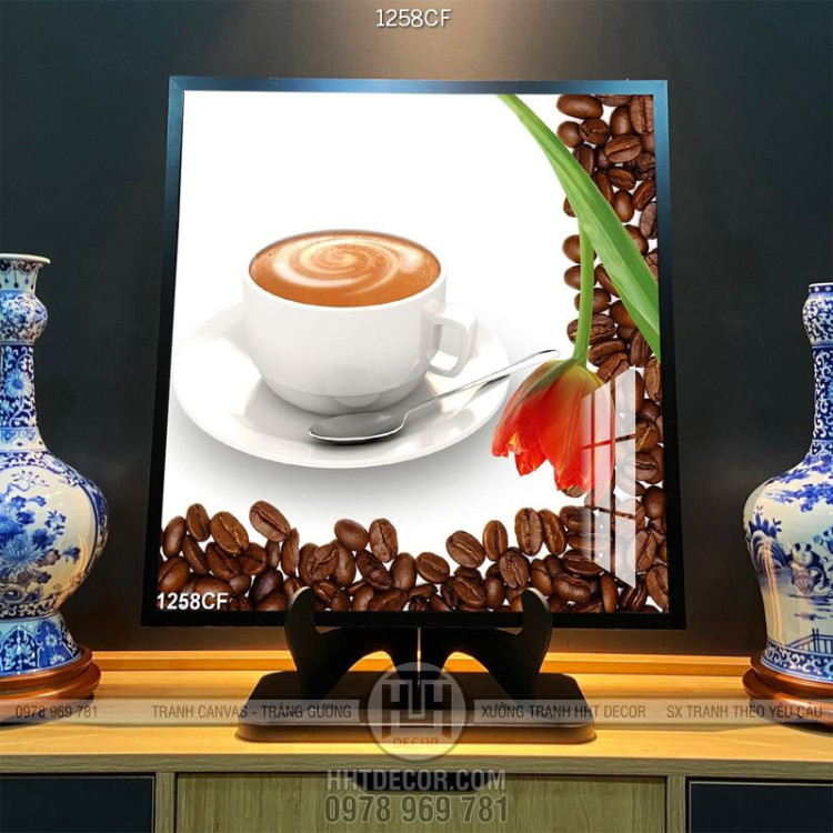 Tranh bông tulip bên tách cà phê cappuccino in uv