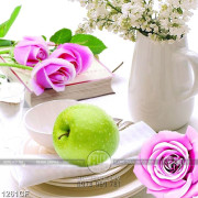 Tranh bó hoa hồng bên bình hoa trắng trong quán cà phê