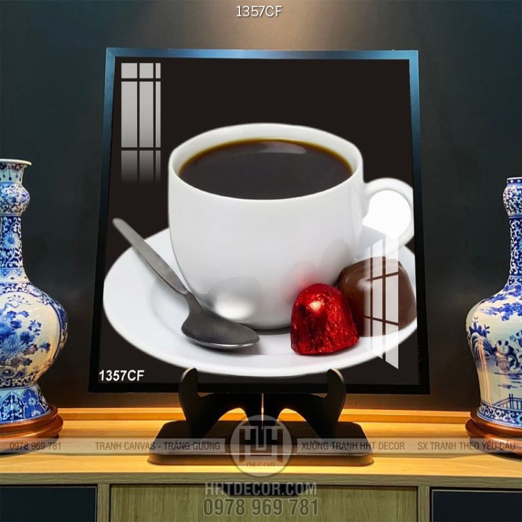 Tranh cà phê in uv tách cà phê đen và viên socola trên bàn ăn