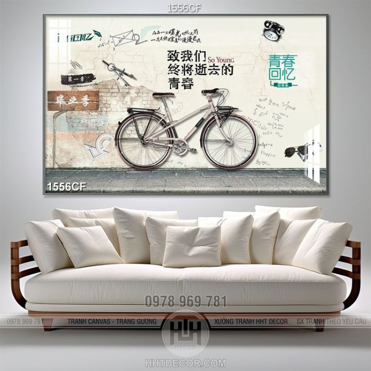 Tranh cà phê trang trí chiếc xe đạp màu trắng bên bức tường cổ