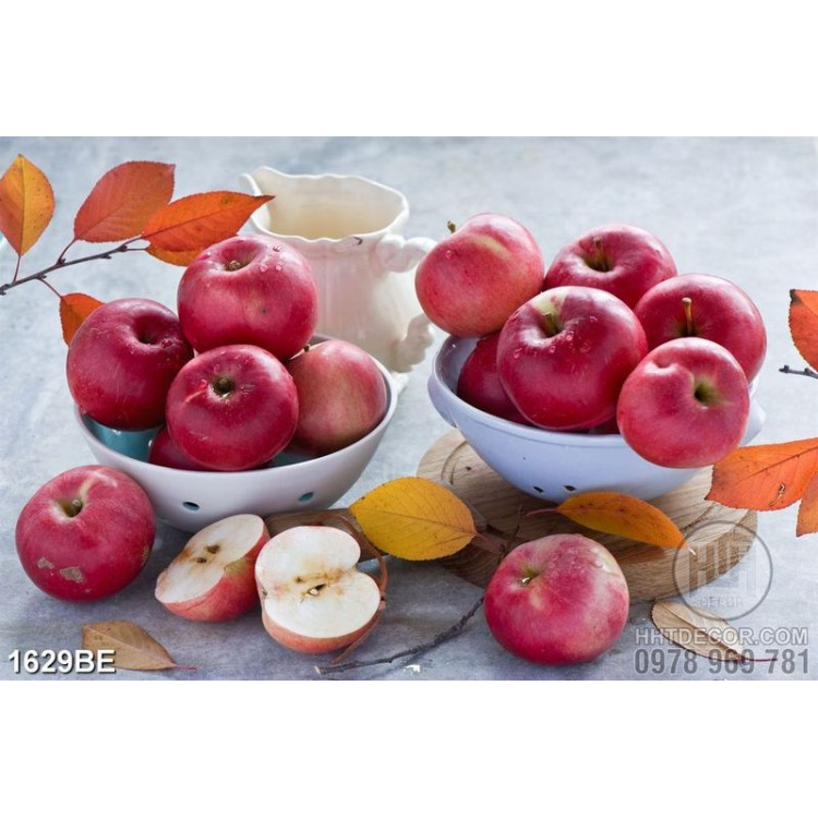 Tranh những trái táo đỏ tươi trên bàn ăn in bếp