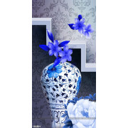 Tranh bình hoa gốm sứ và bông hoa màu xanh