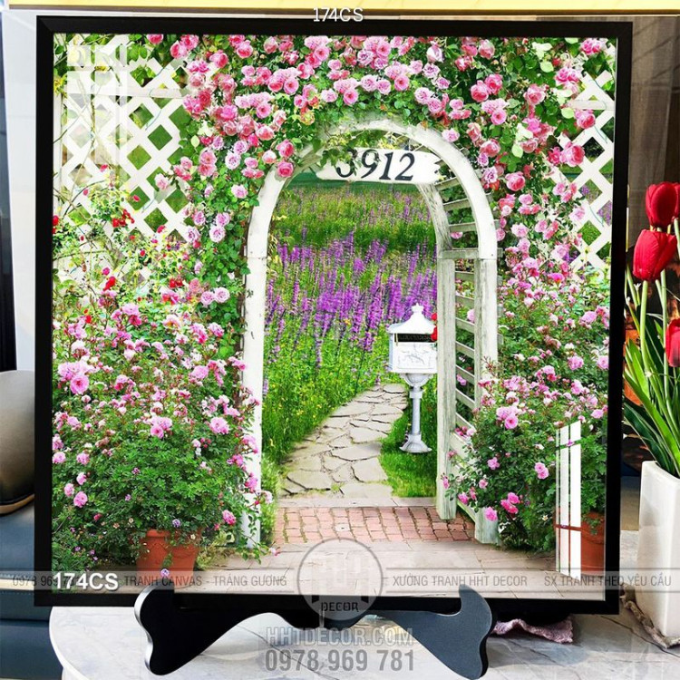 Tranh khung cửa phủ đầy hoa hồng thân leo chất lượng cao