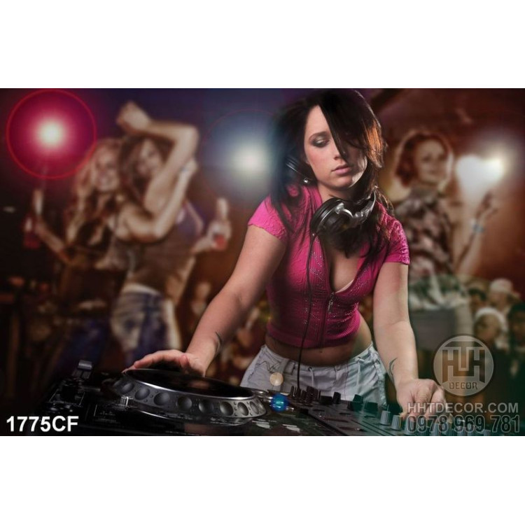 Tranh nữ DJ sexy