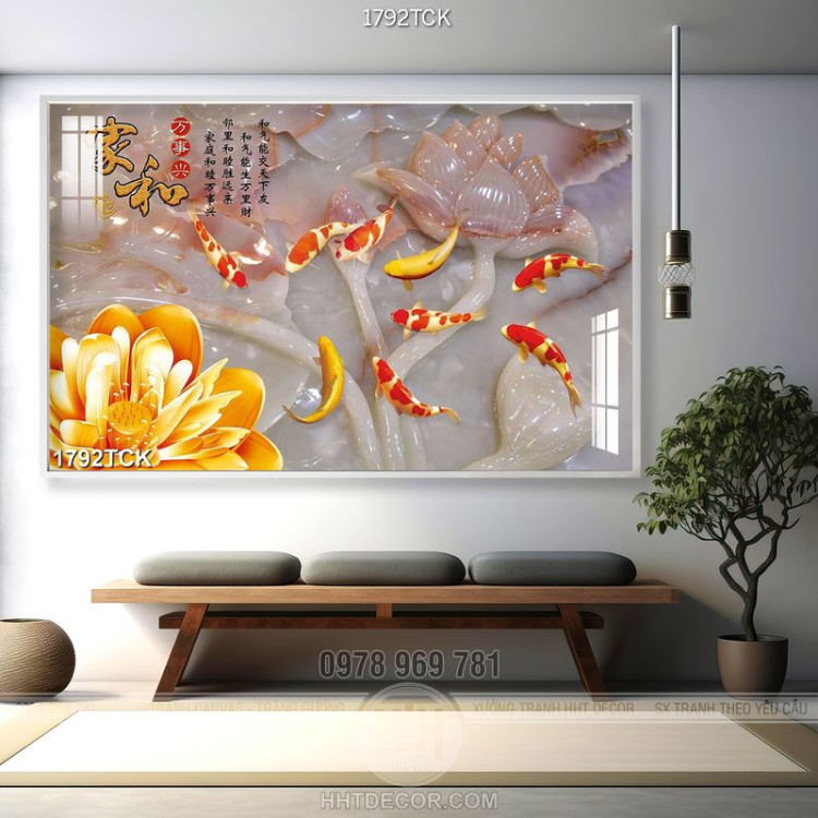 Tranh sơn dầu cá chép bên bông sen vàng in uv treo tường