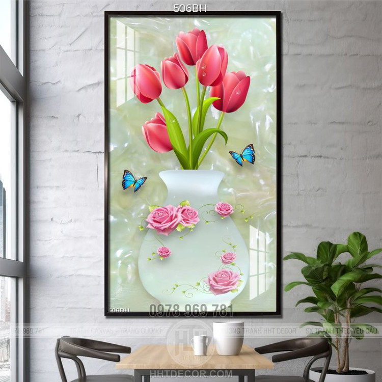 Tranh bình hoa tulip màu hồng bên đôi bướm xanh trang trí 