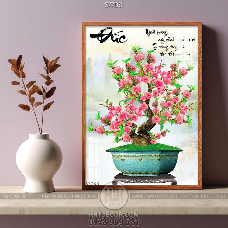 Tranh chậu bonsai decor hoa đào khoe sắc bên chữ Đức thư pháp