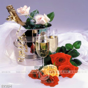 Tranh bình hoa trang trí ly rượu vang bên những bông hồng