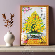 Tranh chậu bonsai dán tường hoa mai vàng bên tượng cóc