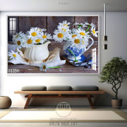 Tranh bình hoa cúc trắng trên chiếc bàn ăn bằng gỗ dán tường