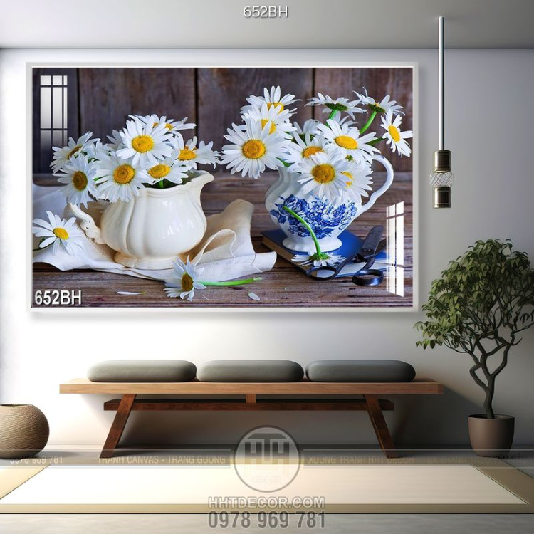 Tranh bình hoa cúc trắng trên chiếc bàn ăn bằng gỗ dán tường