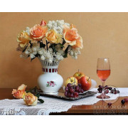 Tranh bình hoa psd những bông hoa hồng trên bàn tiệc rượu