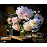 Tranh bình hoa in 3d cành hoa mẫu đơn trắng trên chiếc bàn